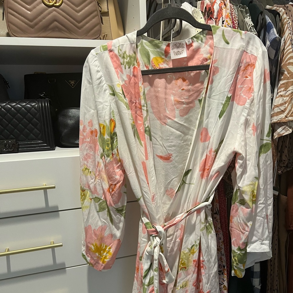 Plum pretty sugar robe. White and pink. Worn once